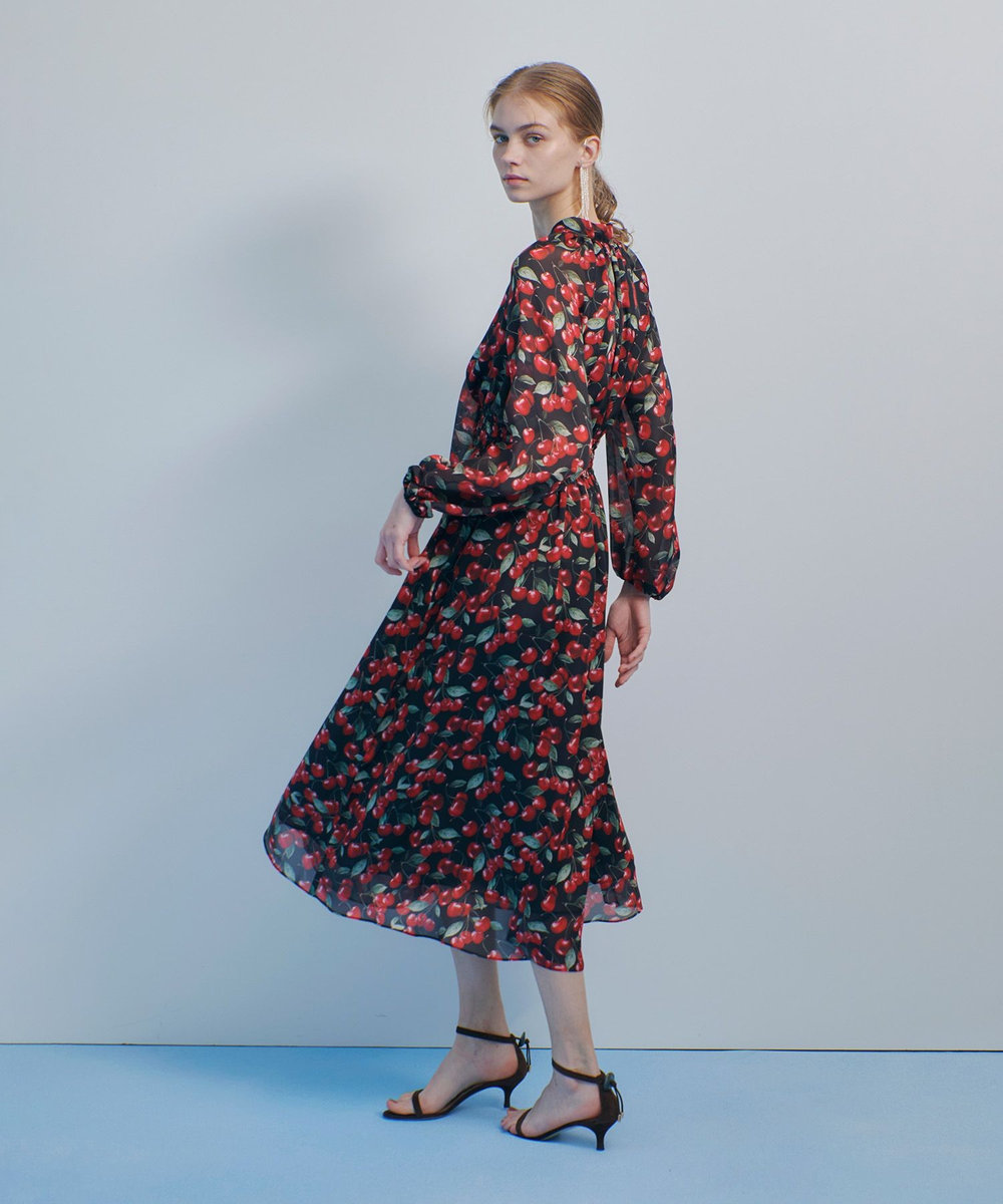 LOULOU WILLOUGHBY 【LOULOU WILLOUGHBY】LISAチェリープリント リボンワンピース ブラック (95)