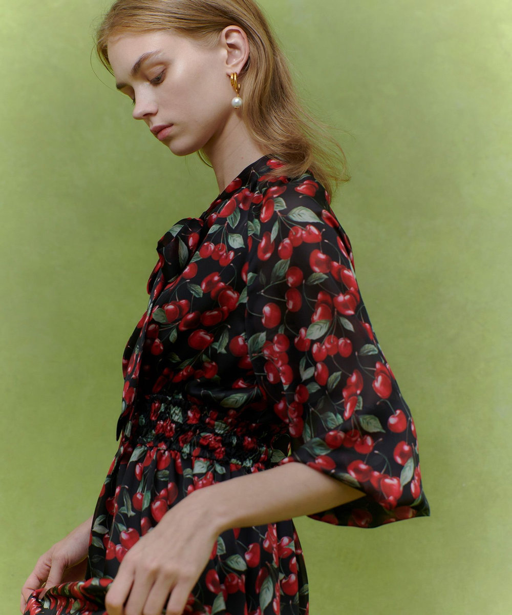 LOULOU WILLOUGHBY 【LOULOU WILLOUGHBY】LISAチェリープリント リボンワンピース ブラック (95)