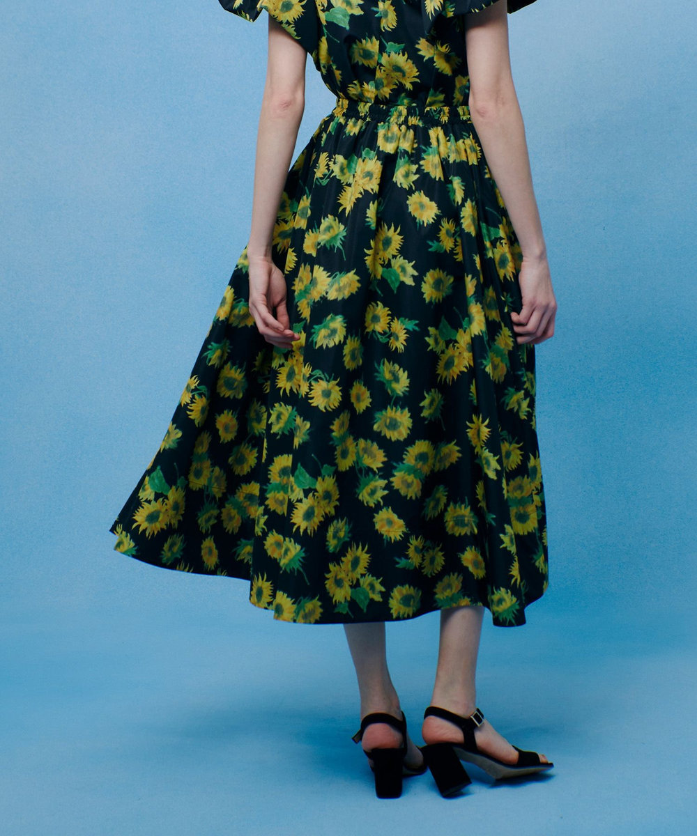 LOULOU WILLOUGHBY WEB 一部店舗限定【LOULOU WILLOUGHBY】サンフラワープリントギャザースカート ブラック系 (98)