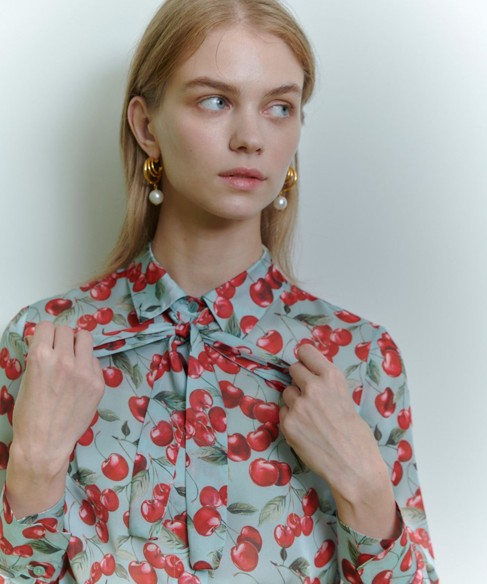 LOULOU WILLOUGHBY WEB限定【LOULOU WILLOUGHBY】LISAチェリープリント ボウタイブラウス サックス (63)