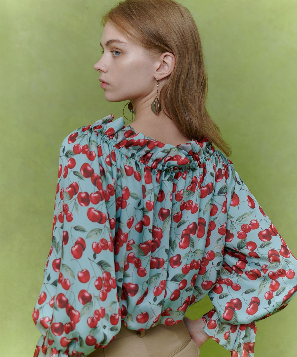 LOULOU WILLOUGHBY 【LOULOU WILLOUGHBY】LISAチェリープリントオフショルブラウス サックス (63)