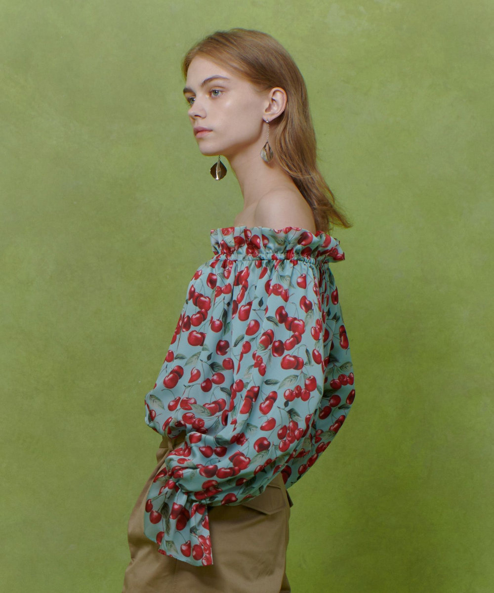 LOULOU WILLOUGHBY 【LOULOU WILLOUGHBY】LISAチェリープリントオフショルブラウス サックス (63)