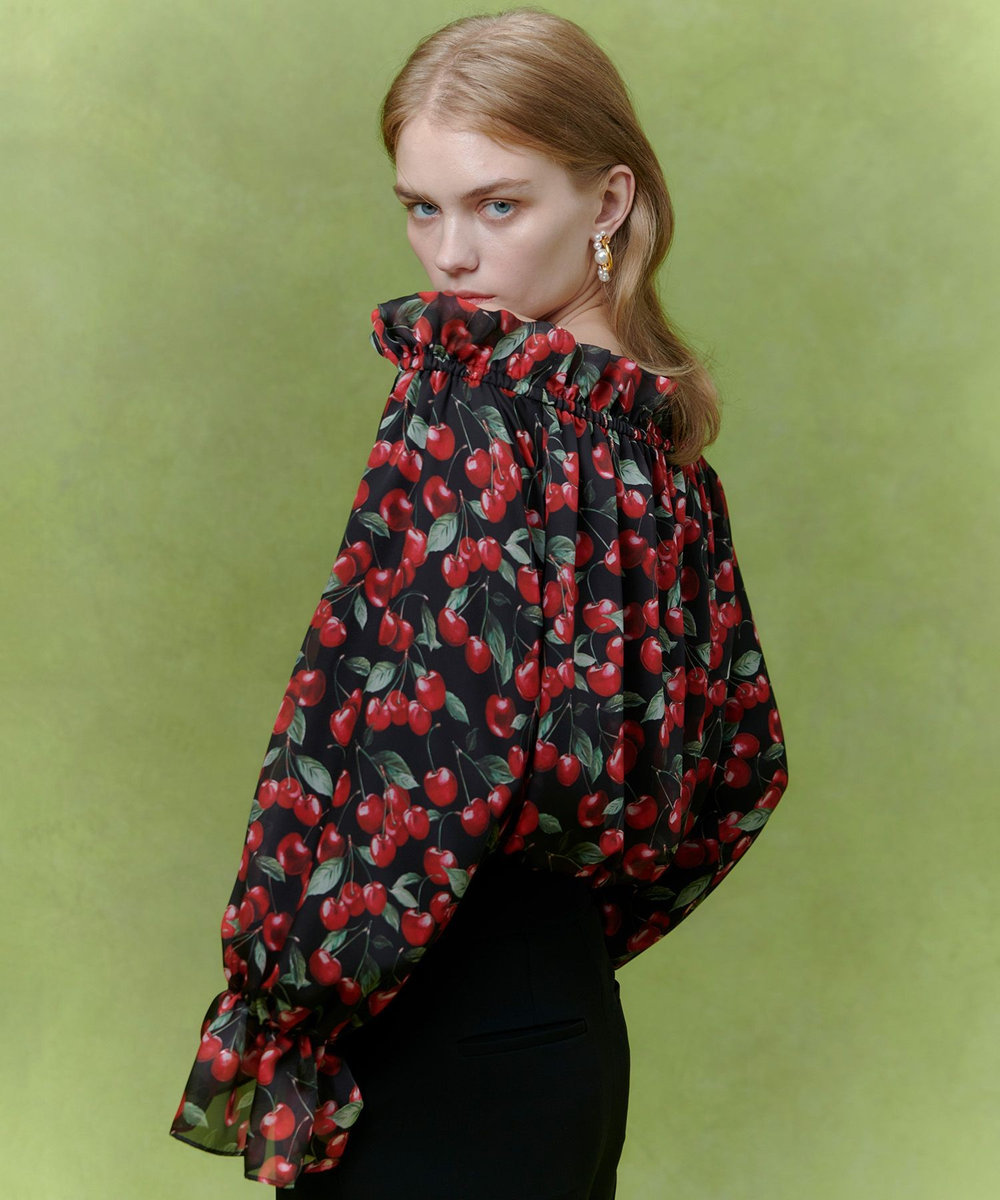LOULOU WILLOUGHBY 【LOULOU WILLOUGHBY】LISAチェリープリントオフショルブラウス ブラック (95)