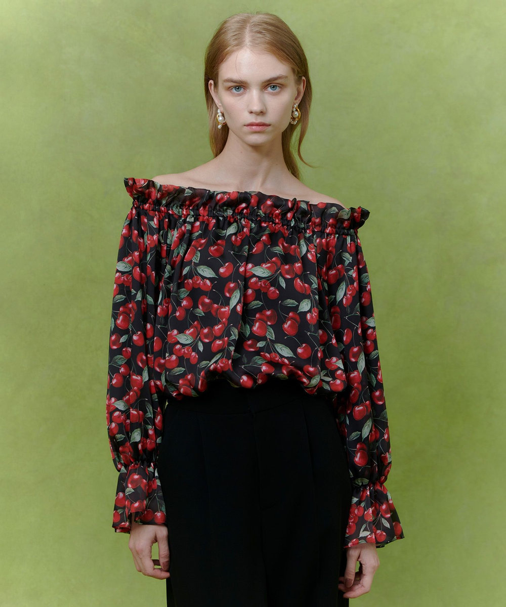 LOULOU WILLOUGHBY 【LOULOU WILLOUGHBY】LISAチェリープリントオフショルブラウス ブラック (95)