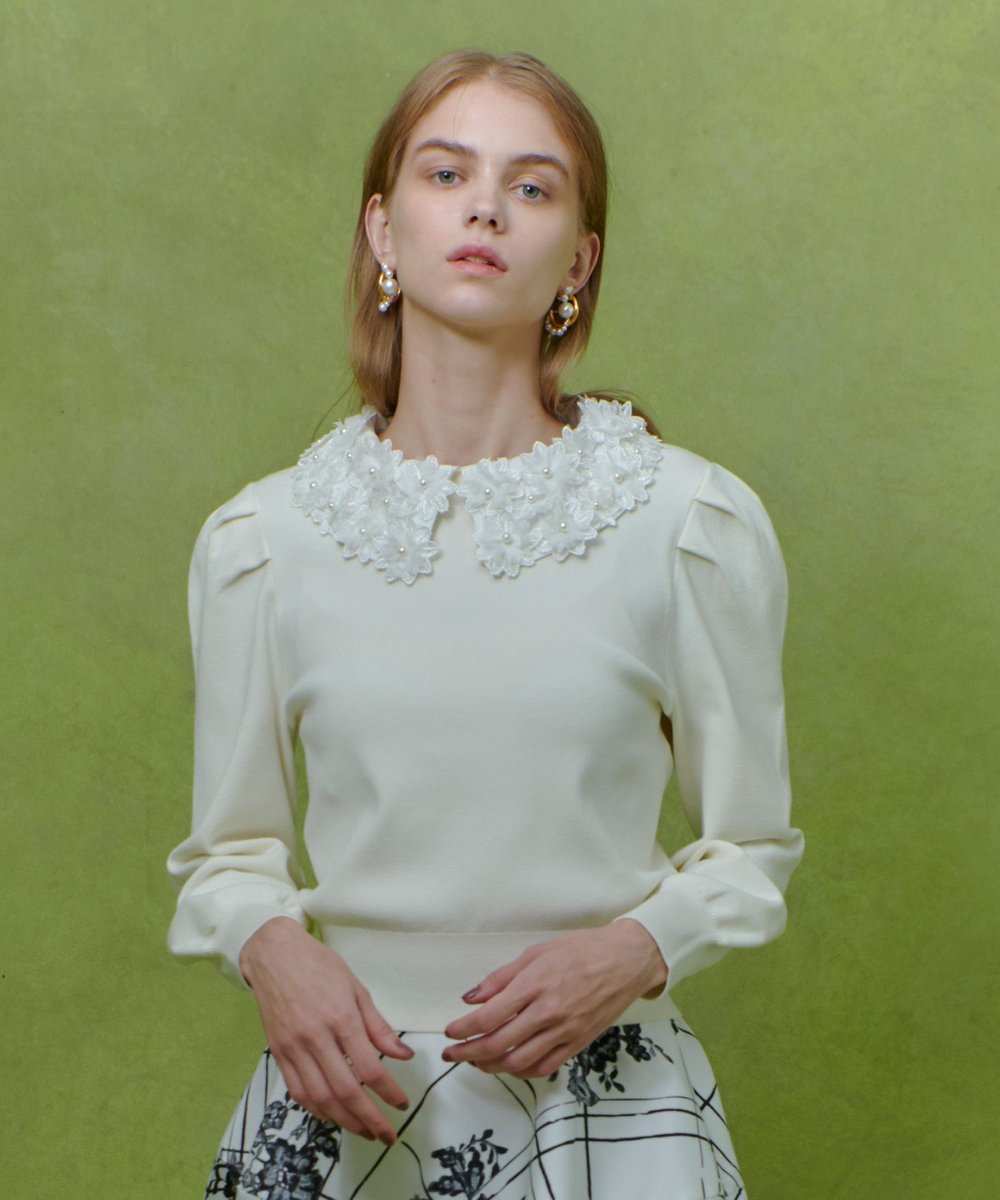 LOULOU WILLOUGHBY 【LOULOU WILLOUGHBY】フラワー衿付プルオーバー オフホワイト (02)