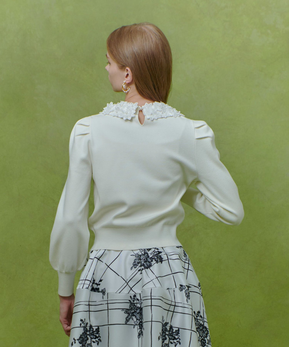 LOULOU WILLOUGHBY 【LOULOU WILLOUGHBY】フラワー衿付プルオーバー オフホワイト (02)