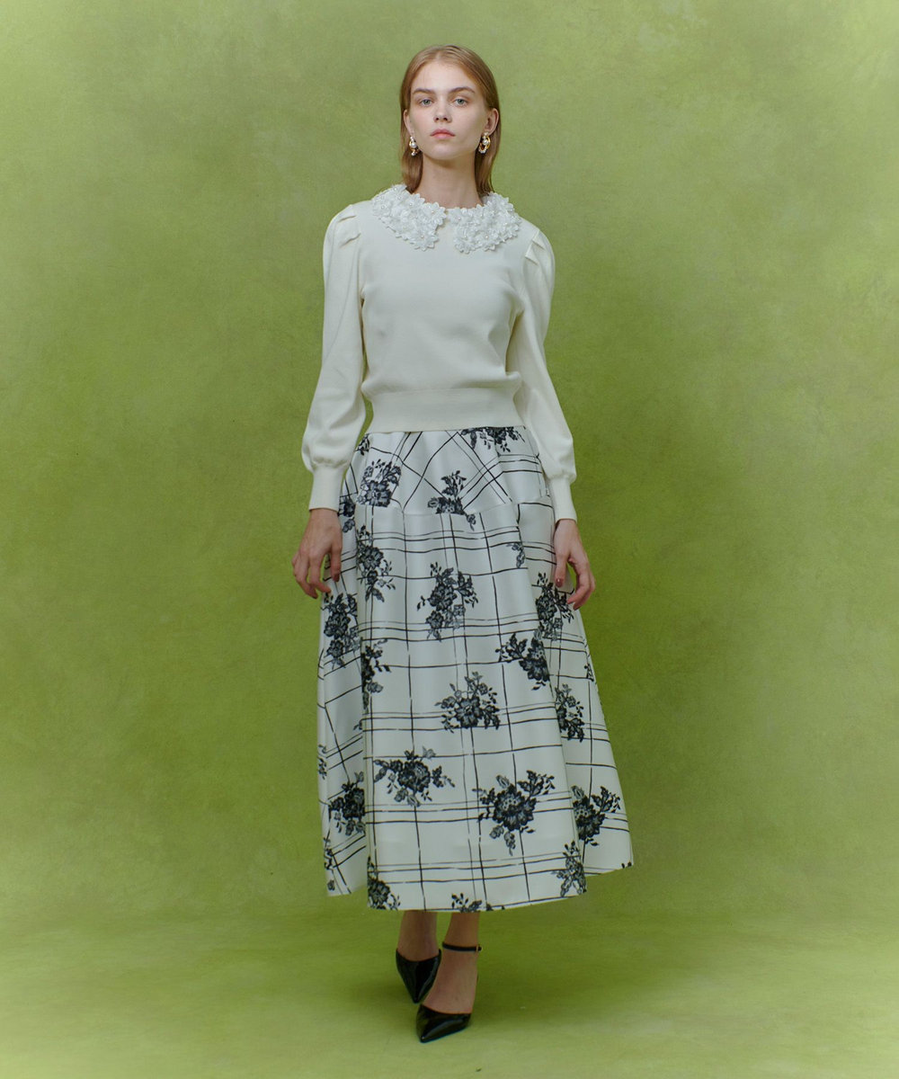 LOULOU WILLOUGHBY 【LOULOU WILLOUGHBY】フラワー衿付プルオーバー オフホワイト (02)