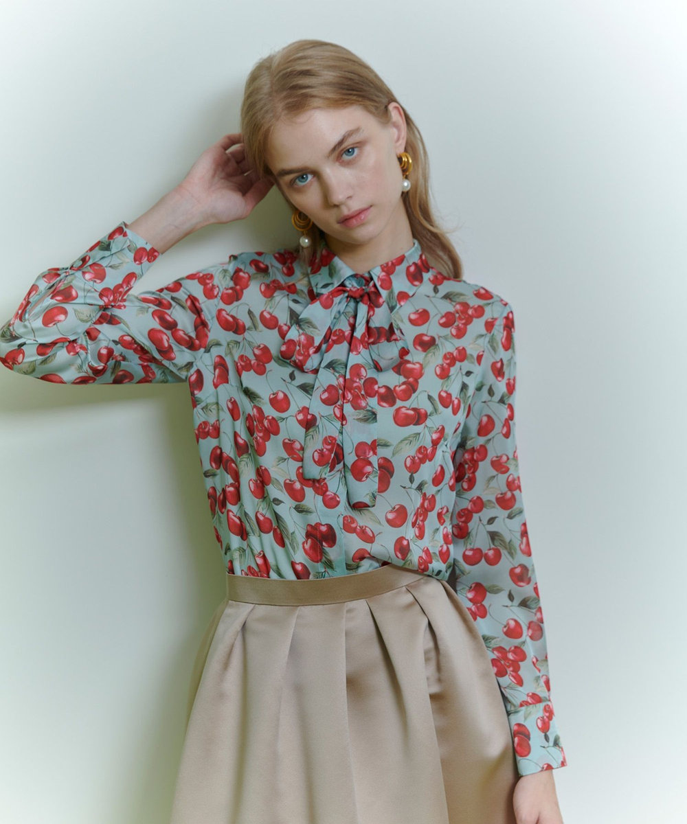LOULOU WILLOUGHBY WEB限定【LOULOU WILLOUGHBY】LISAチェリープリント ボウタイブラウス サックス (63)