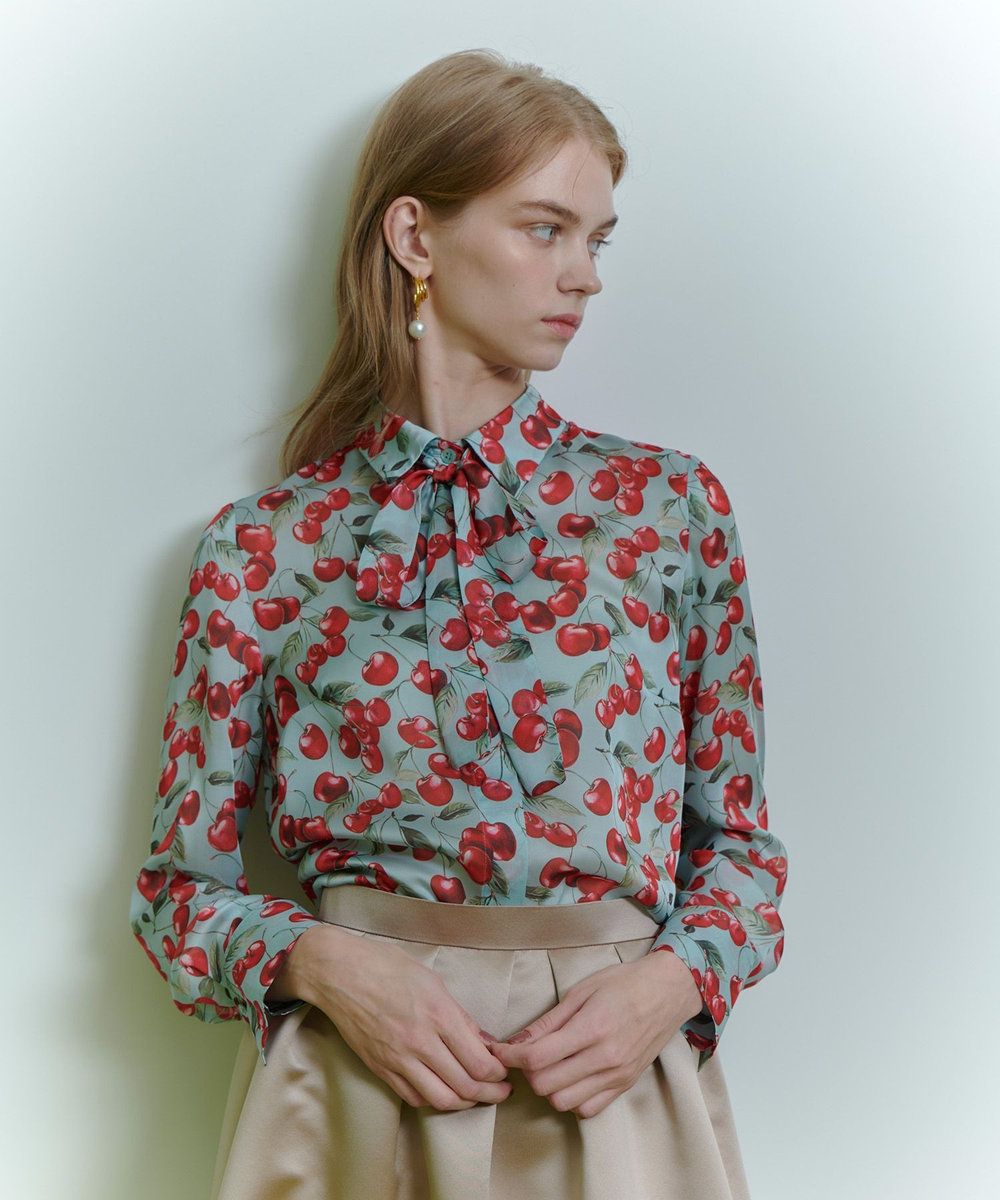 LOULOU WILLOUGHBY WEB限定【LOULOU WILLOUGHBY】LISAチェリープリント ボウタイブラウス サックス (63)