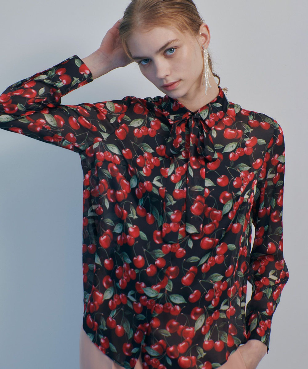 LOULOU WILLOUGHBY WEB限定【LOULOU WILLOUGHBY】LISAチェリープリント ボウタイブラウス ブラック (95)