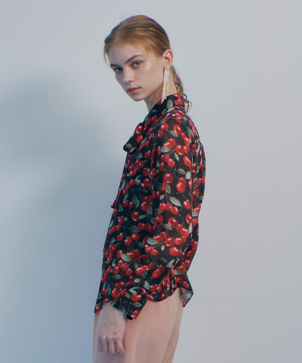 LOULOU WILLOUGHBY WEB限定【LOULOU WILLOUGHBY】LISAチェリープリント ボウタイブラウス ブラック (95)