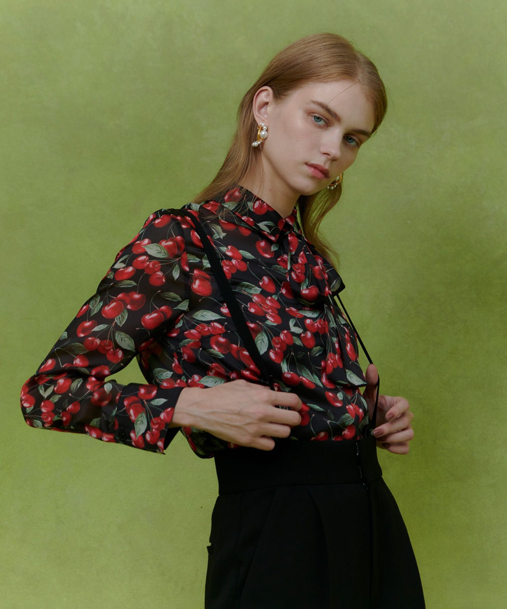 LOULOU WILLOUGHBY WEB限定【LOULOU WILLOUGHBY】LISAチェリープリント ボウタイブラウス ブラック (95)