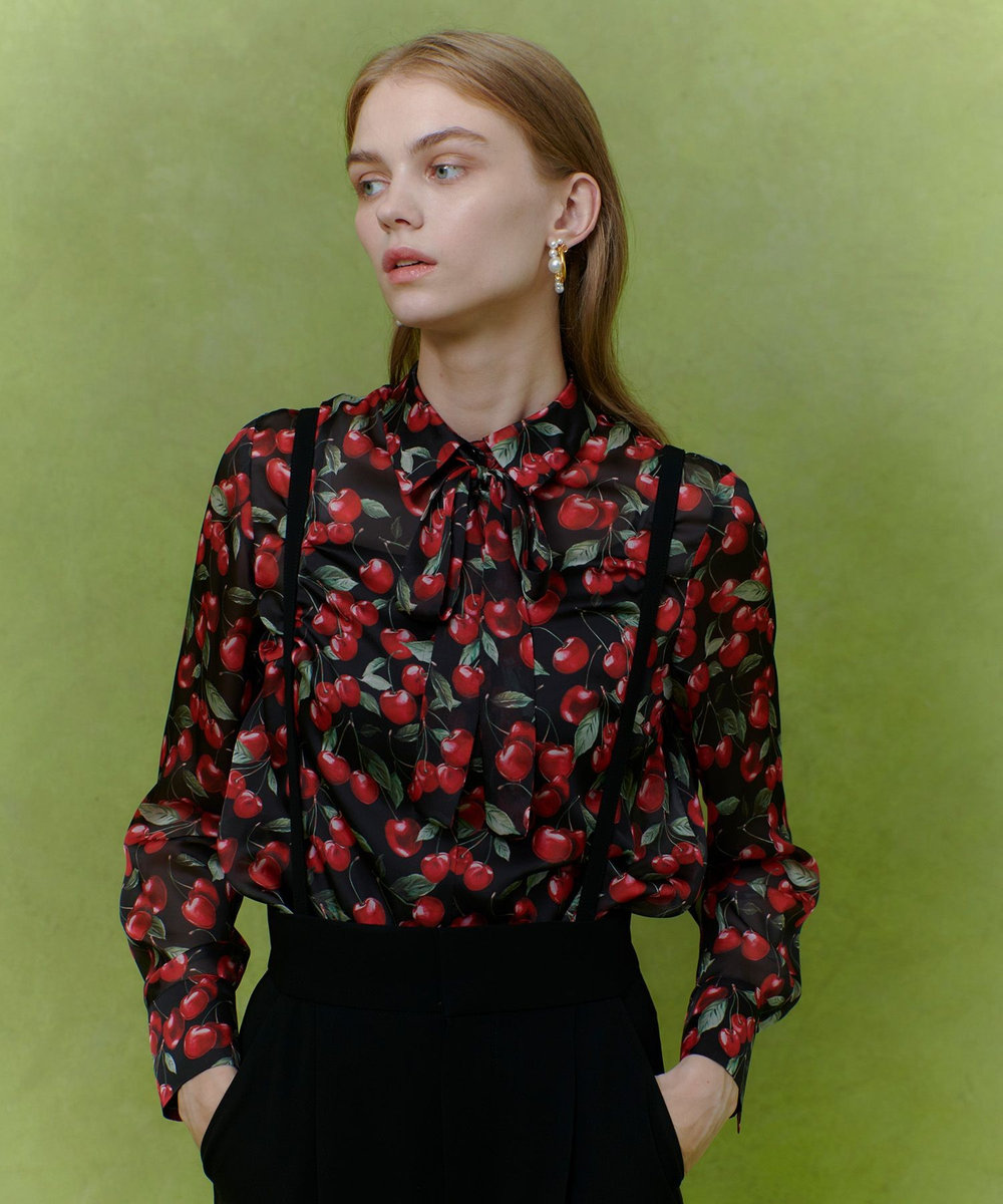 LOULOU WILLOUGHBY WEB限定【LOULOU WILLOUGHBY】LISAチェリープリント ボウタイブラウス ブラック (95)