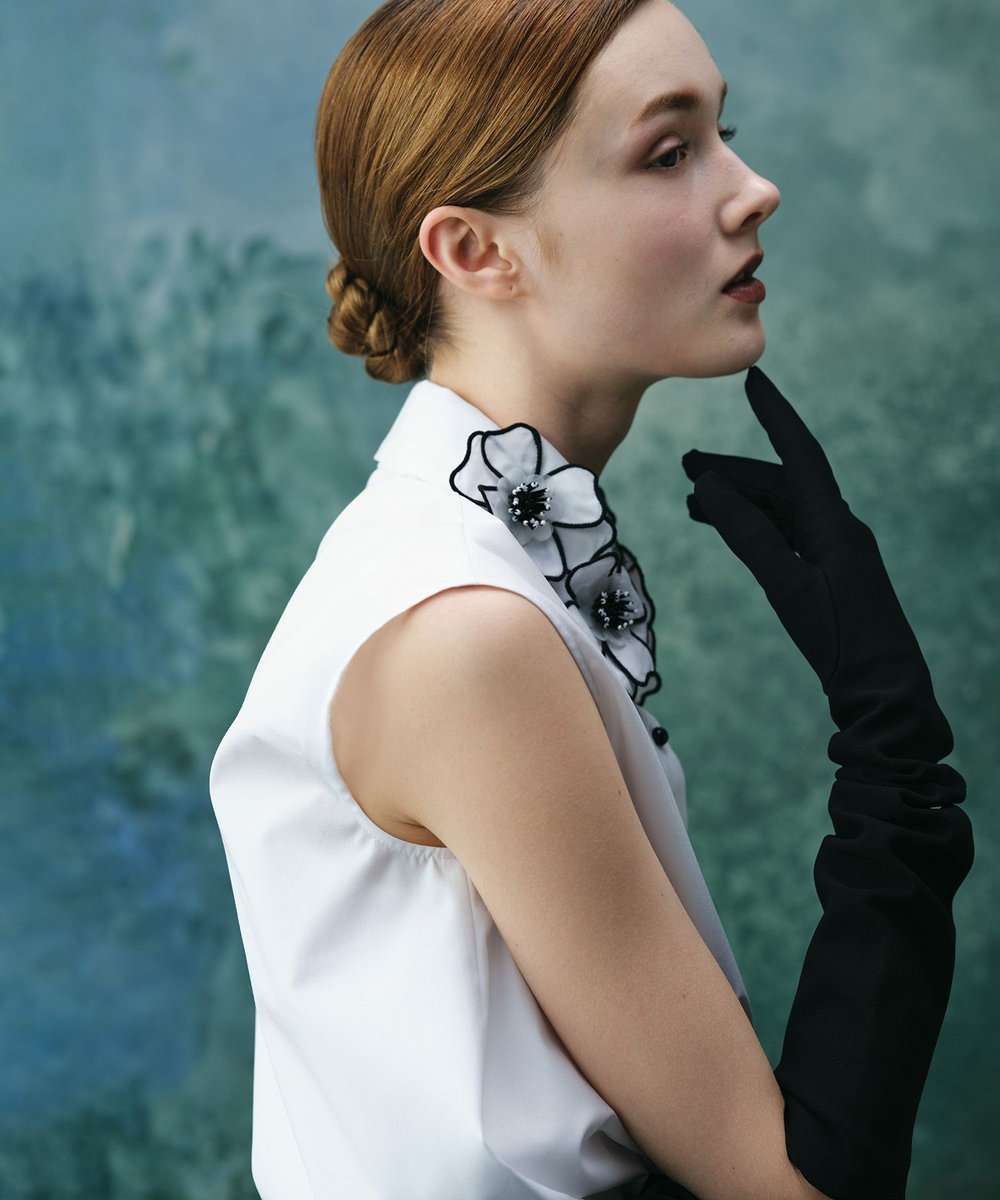 LOULOU WILLOUGHBY 【LOULOU WILLOUGHBY】コサージュ衿シャツ オフホワイト (02)