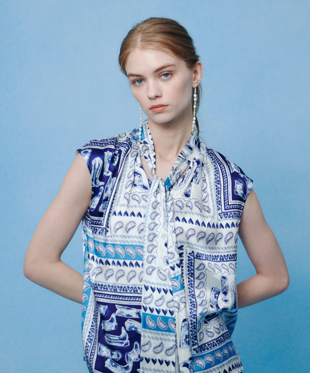 LOULOU WILLOUGHBY WEB 一部店舗限定【LOULOU WILLOUGHBY】ウエスタンスカーフプリントリボンブラウス ブルー (61)