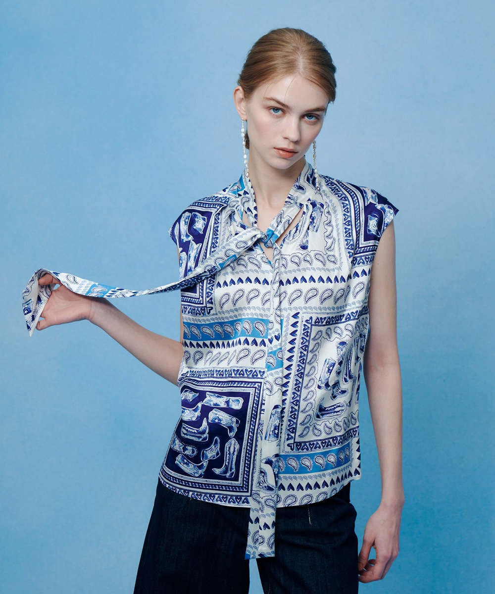 LOULOU WILLOUGHBY WEB 一部店舗限定【LOULOU WILLOUGHBY】ウエスタンスカーフプリントリボンブラウス ブルー (61)