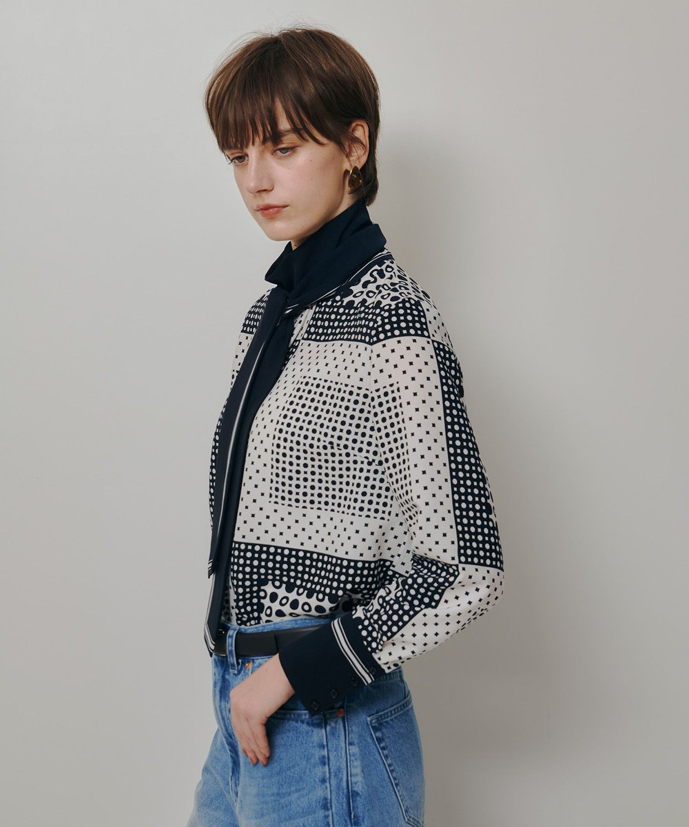 allureville 幾何プリントボウタイブラウス ネイビー (65)