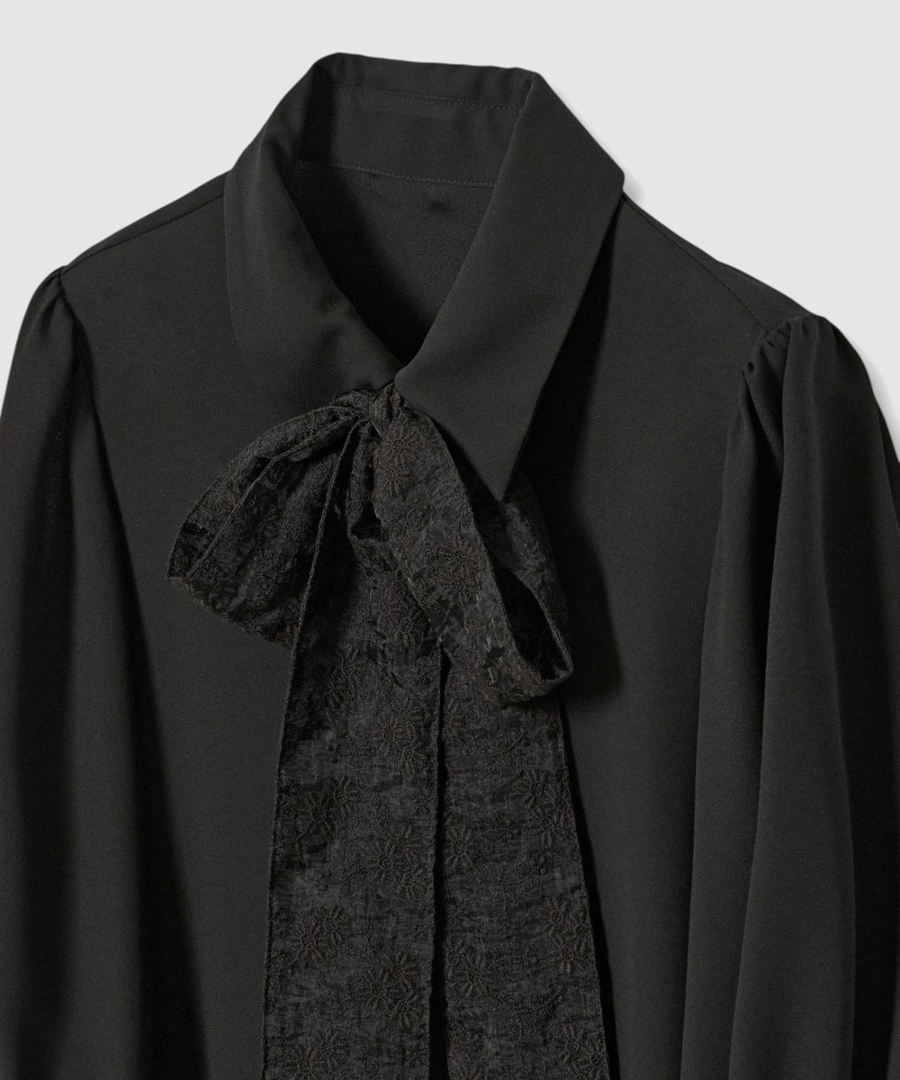 LOULOU WILLOUGHBY 刺繍リボンタイブラウス ブラック (95)