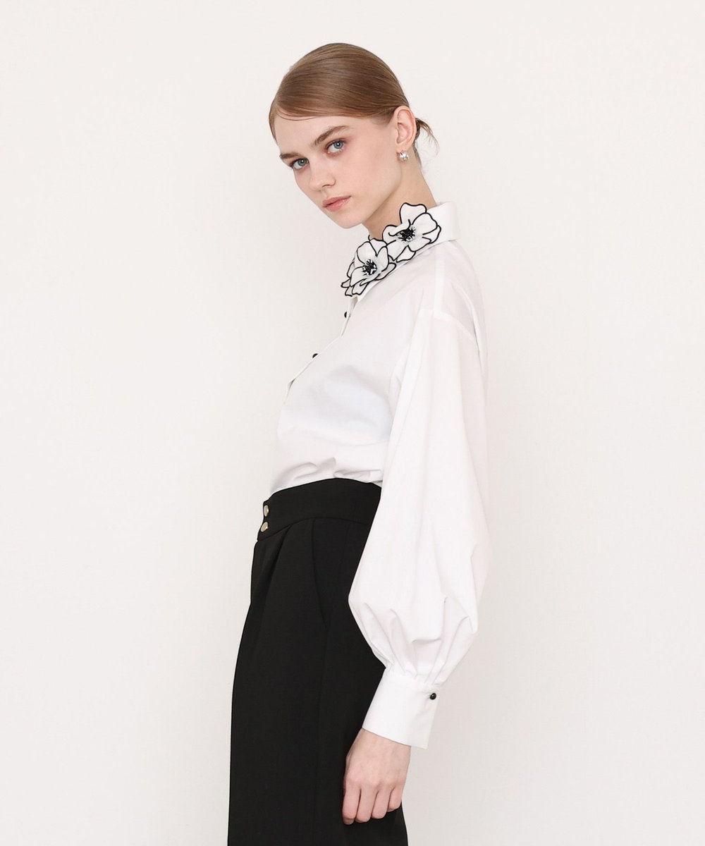 LOULOU WILLOUGHBY コサージュ衿長袖シャツ オフホワイト (02)