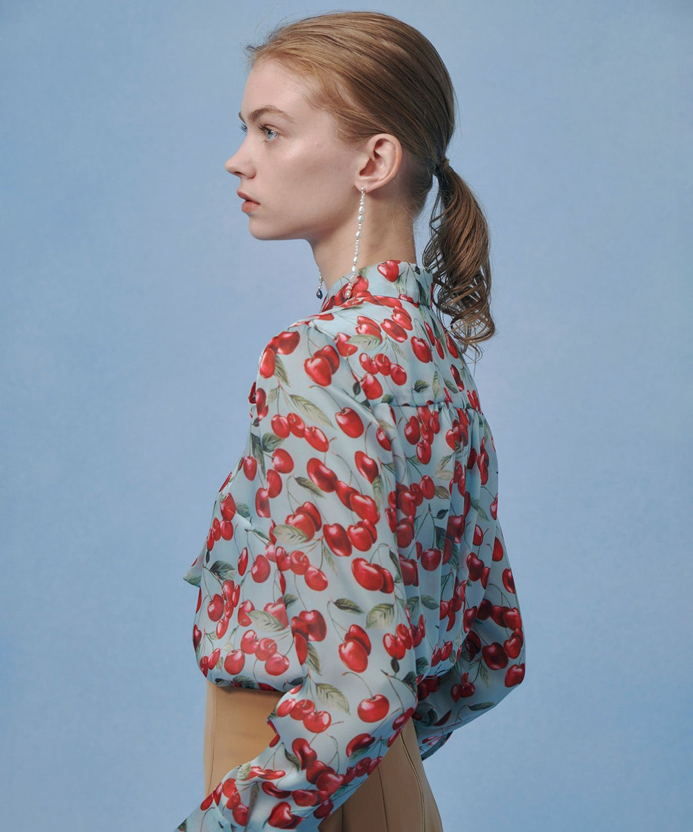 LOULOU WILLOUGHBY WEB限定【LOULOU WILLOUGHBY】LISAチェリープリント ボウタイブラウス サックス (63)