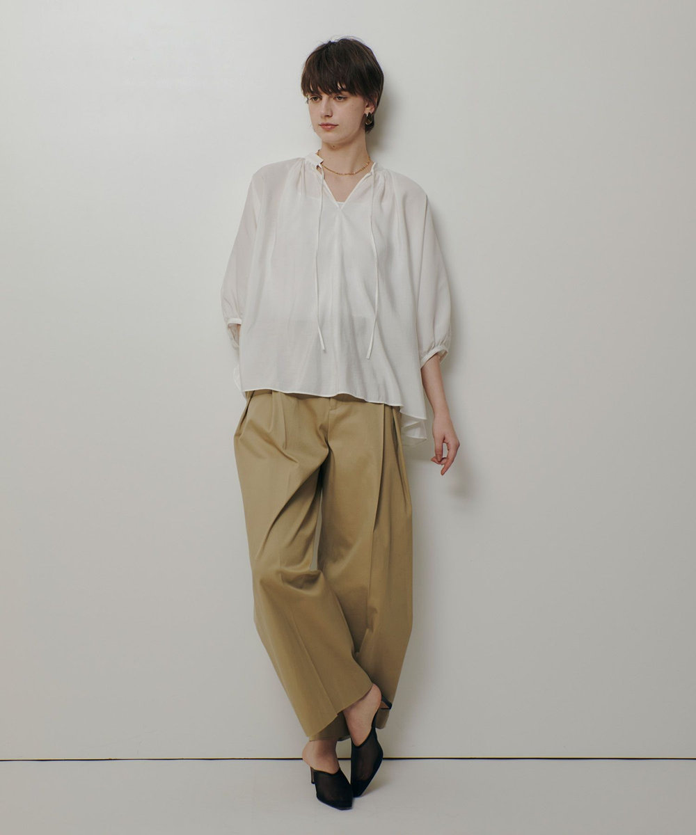 allureville ギャザーボリュームスタンドブラウス オフホワイト (02)