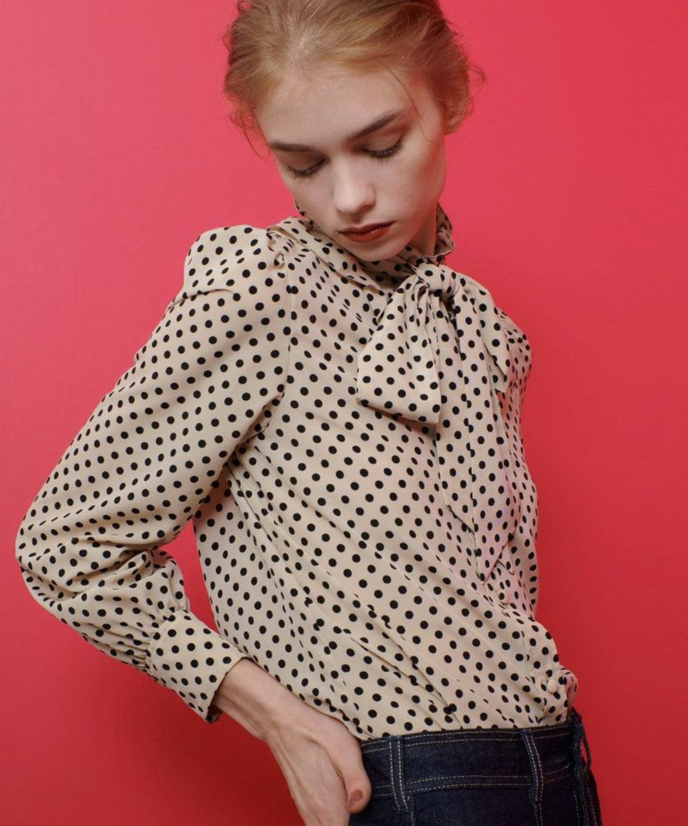 LOULOU WILLOUGHBY デシンドットフリルボウタイブラウス ライトベージュ (12)