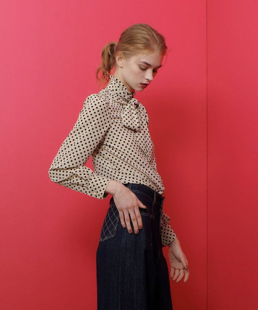 LOULOU WILLOUGHBY デシンドットフリルボウタイブラウス ライトベージュ (12)