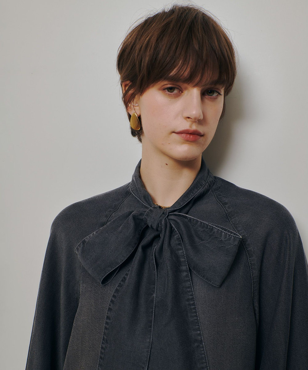 allureville 【WEB・一部店舗別注】デニムボウブラウス ブラック系 (98)