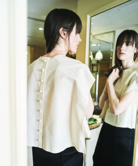 バックパールブラウス