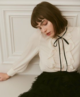 LOULOU WILLOUGHBY】フロントタックラッフルブラウス