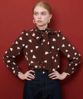 WEB限定【LOULOU WILLOUGHBY】デシンハートプリントボウタイブラウス