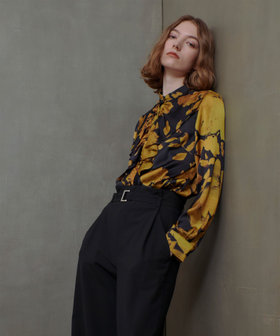 モダンフラワーフロントフリルブラウス|allureville OFFICIAL SITE