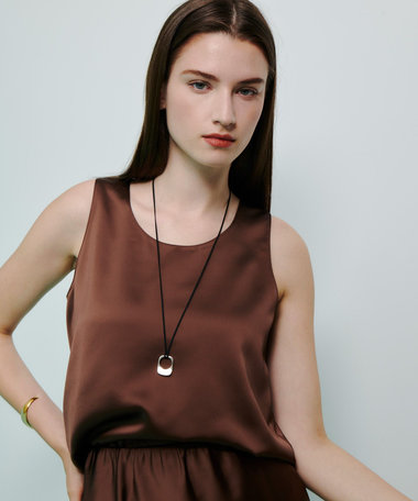 サテンタンクブラウス