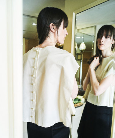 バックパールブラウス