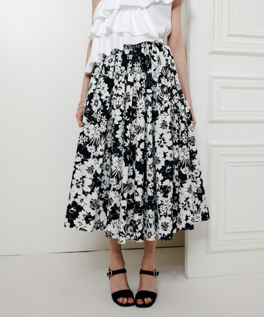 WEB 一部店舗限定【LOULOU WILLOUGHBY】モノトーンフラワープリントギャザースカート