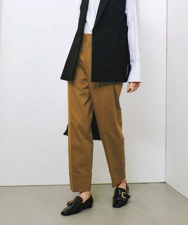 タックテーパードパンツ