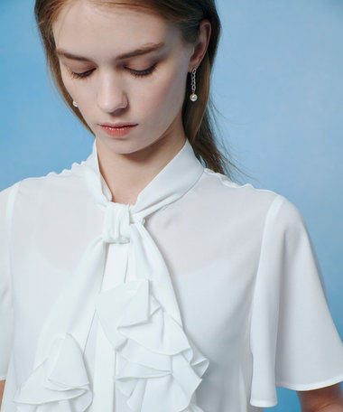 【LOULOU WILLOUGHBY】ペタルフリルフレアスリーブブラウス