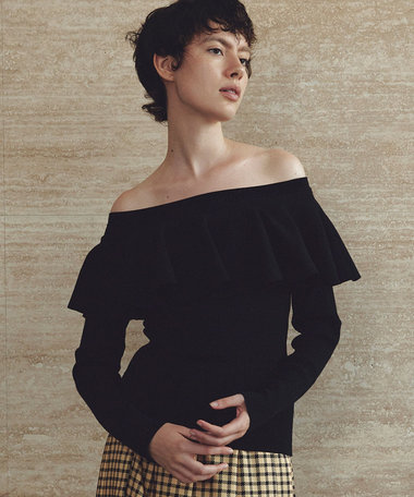 美品 LOULOU WILLOUGHBY サイドシームパフプルオーバー 黒 2 LOULOU WILLOUGHBY】ラッフルオフショルプルオーバー