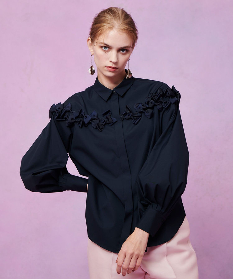 LOULOU WILLOUGHBY WEB限定【LOULOU WILLOUGHBY】メニーリボンパフスリーブシャツ ネイビー (65)