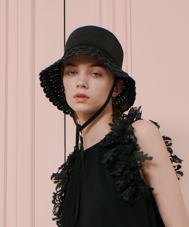 LOULOU WILLOUGHBY スカラップブリムバケットハット ブラック (95)
